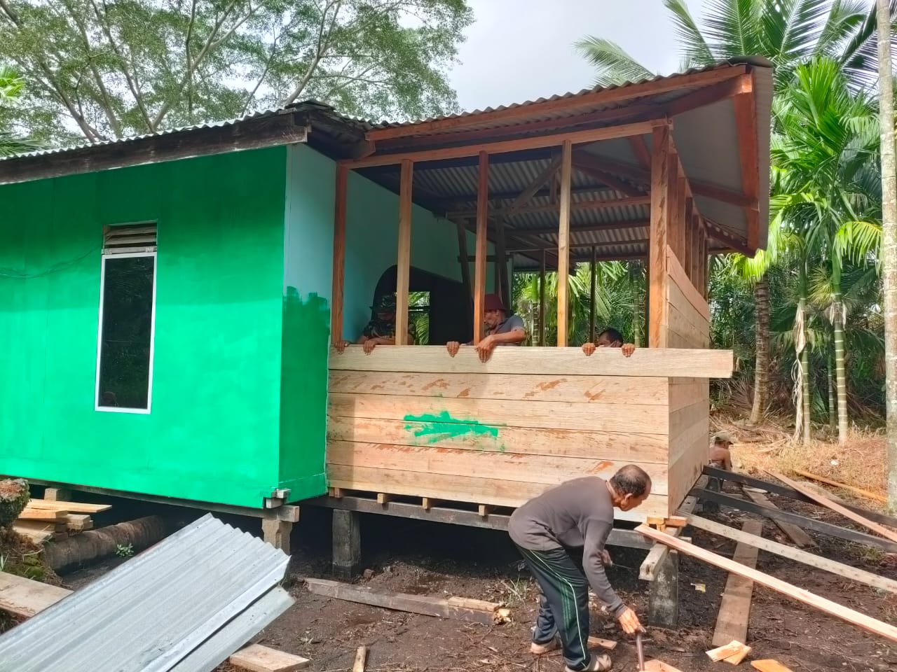 Satgas TMM dan Masyarakat Lakukan Rehab Surau Baitul Rahman di Dusun Teluk Pundur