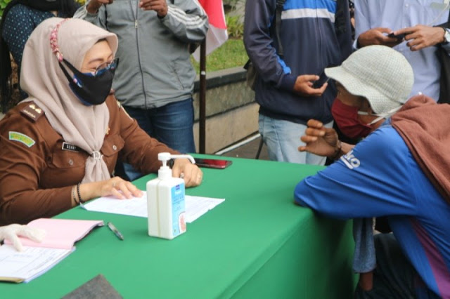 Pria Ini Kena Denda usai Turunkan Masker karena Ngos-ngosan Naik Sepeda