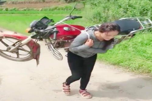 WOW!!! Sepeda Motor Mogok, Wanita Cantik Ini Justru Menggendong Menuju ke Rumah