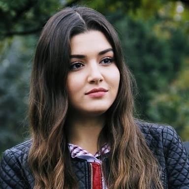 Hande Ercel Perempuan Tercantik se Dunia versi Top Beauty World