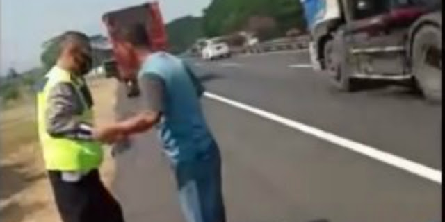 Polisi Batal Tilang Sopir Truk usai Terima Telpon, Apa yang Terjadi?