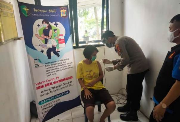 Polres Lampung Utara bersama Dinas Kesehatan Kabupaten Lampung Utara gelar Vaksinasi massal