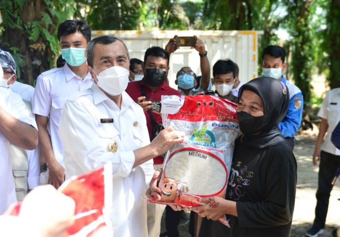 Gubri Syamsuar Serahkan Bantuan Beras PPKM untuk warga Pekanbaru