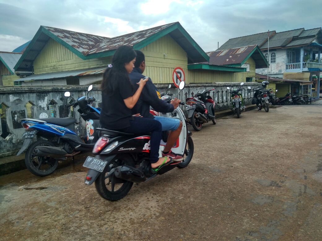 Kehadiran Rambu Larangan Parkir di Jembatan Pasar Tak Dihargai Pengendara   