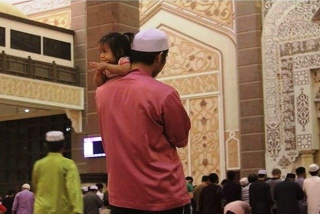 Seorang Ayah Sangat Sabar Gendong Anaknya yang Rewel saat Tarawih