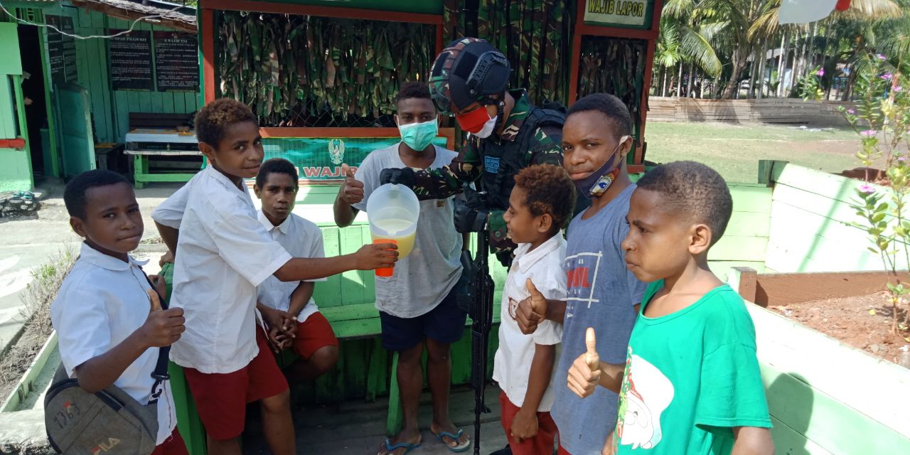 Prajurit TNI Bagikan Minuman Sehat Bergizi Untuk Anak-Anak Papua