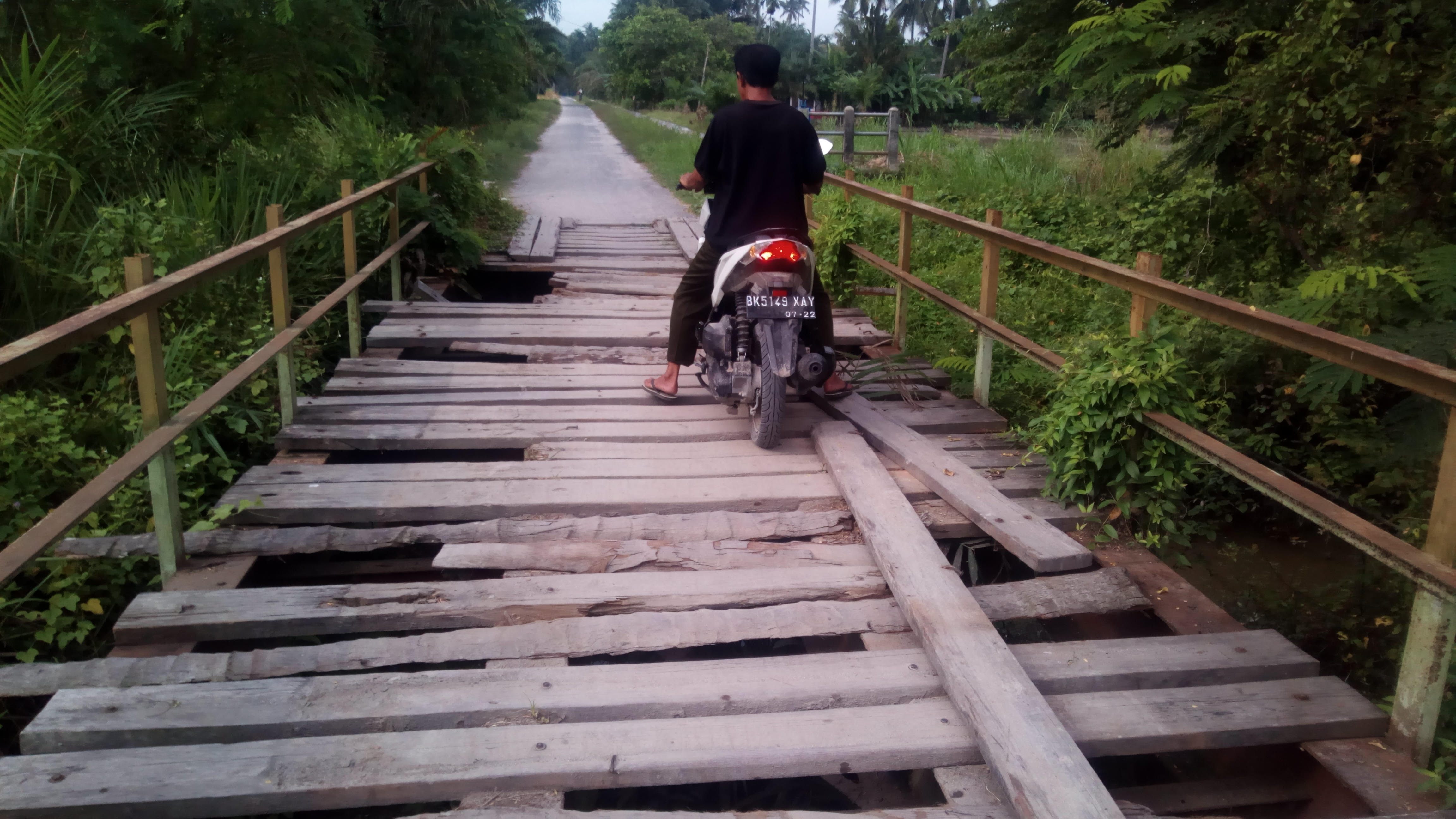 Jembatan Penghubung Desa Pematangguntung - Sukajadi Sangat Memprihatinkan
