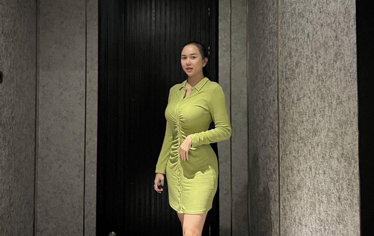 Aura Kasih Pakai Dress Bikin Netizen Pusing