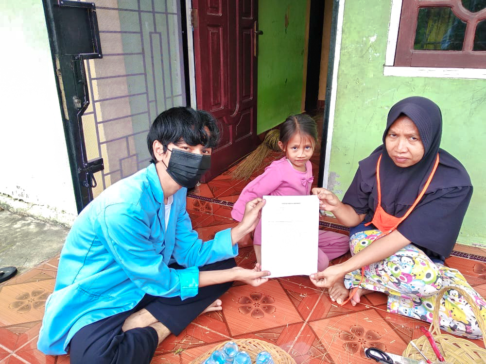 Mahasiswa Kukerta Balek Kampung UNRI Ikut serta dalam Pembuatan Piring Lidi Sawit Sebagai Salah Satu Potensi Kampung Pinang Sebatang