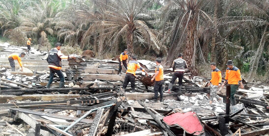 BPBD dan Dinsos Inhil Serahkan Bantuan Kepada Korban Kebakaran Pesantren Anwaru Ulum