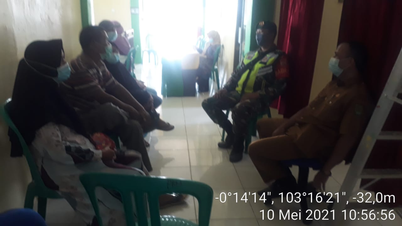 Babinsa Koramil 12/Batang Tuaka Yakinkan Masyarakat Bahwa Vaksinasi Covid-19 Aman