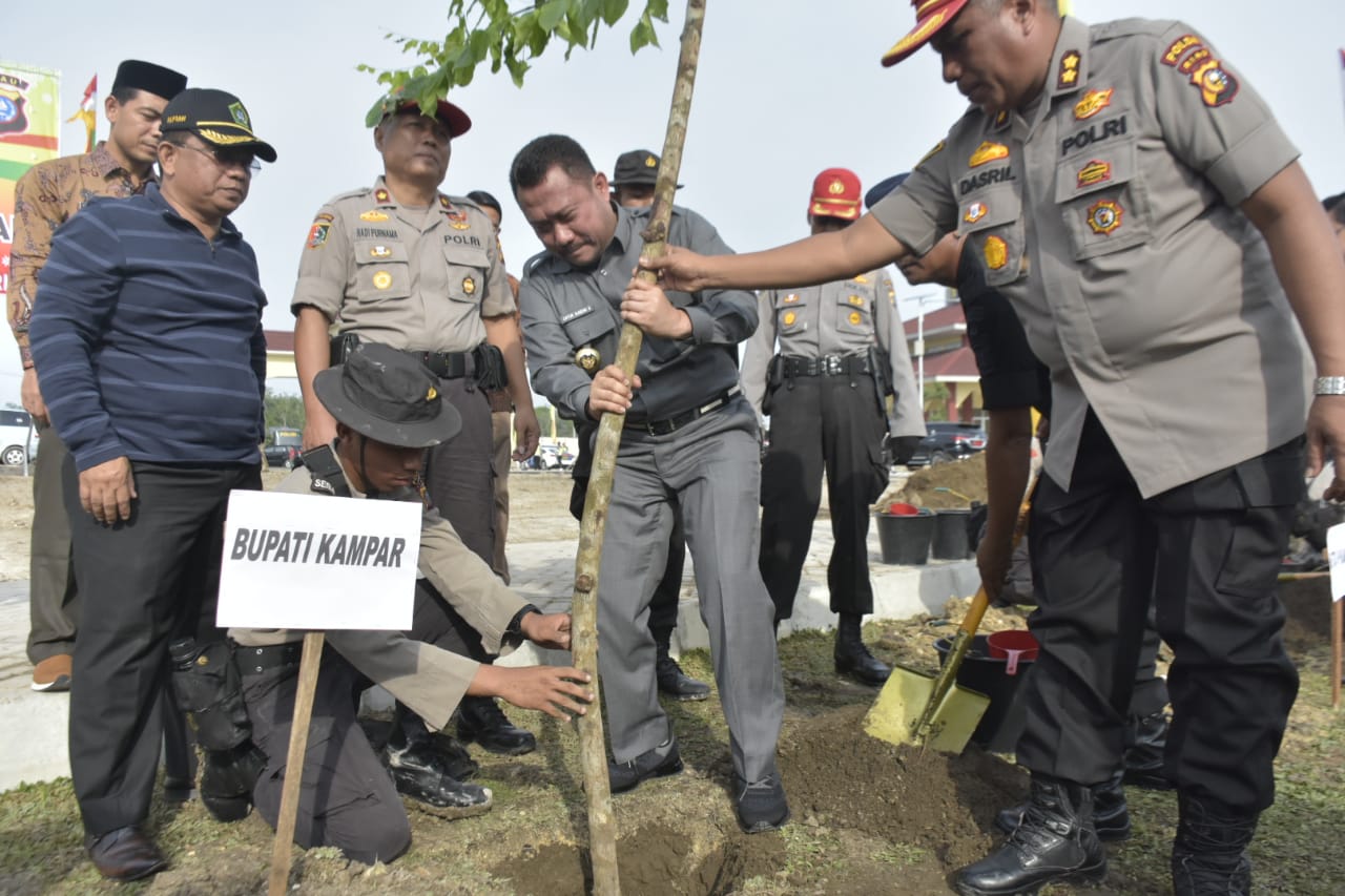 Bupati Kampar Bersama Wakapolda Tanam Pohon Serentak di SPN Polda Riau