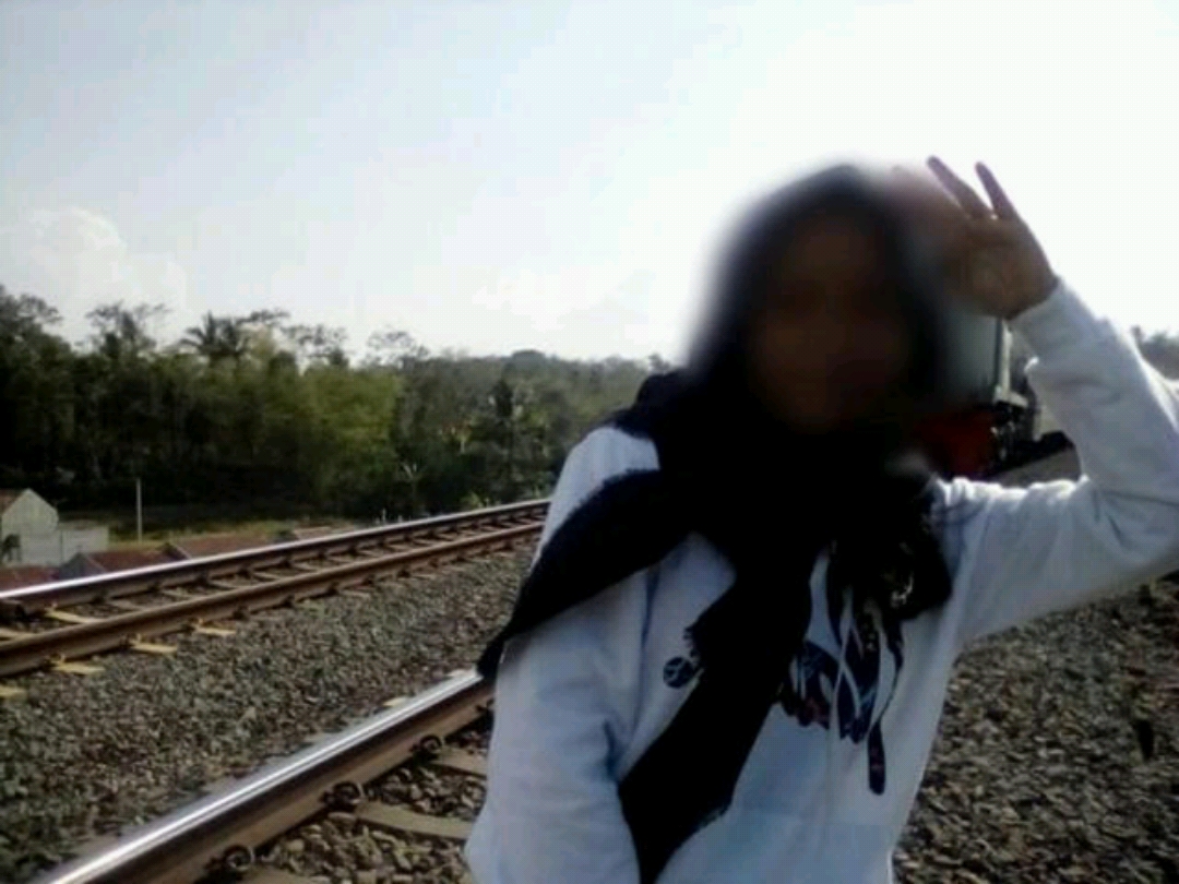 NEKAT! Siswi SMK ini Selfi dengan Kereta Api Lalu Hal Mengenaskan Terjadi, Ini Fotonya