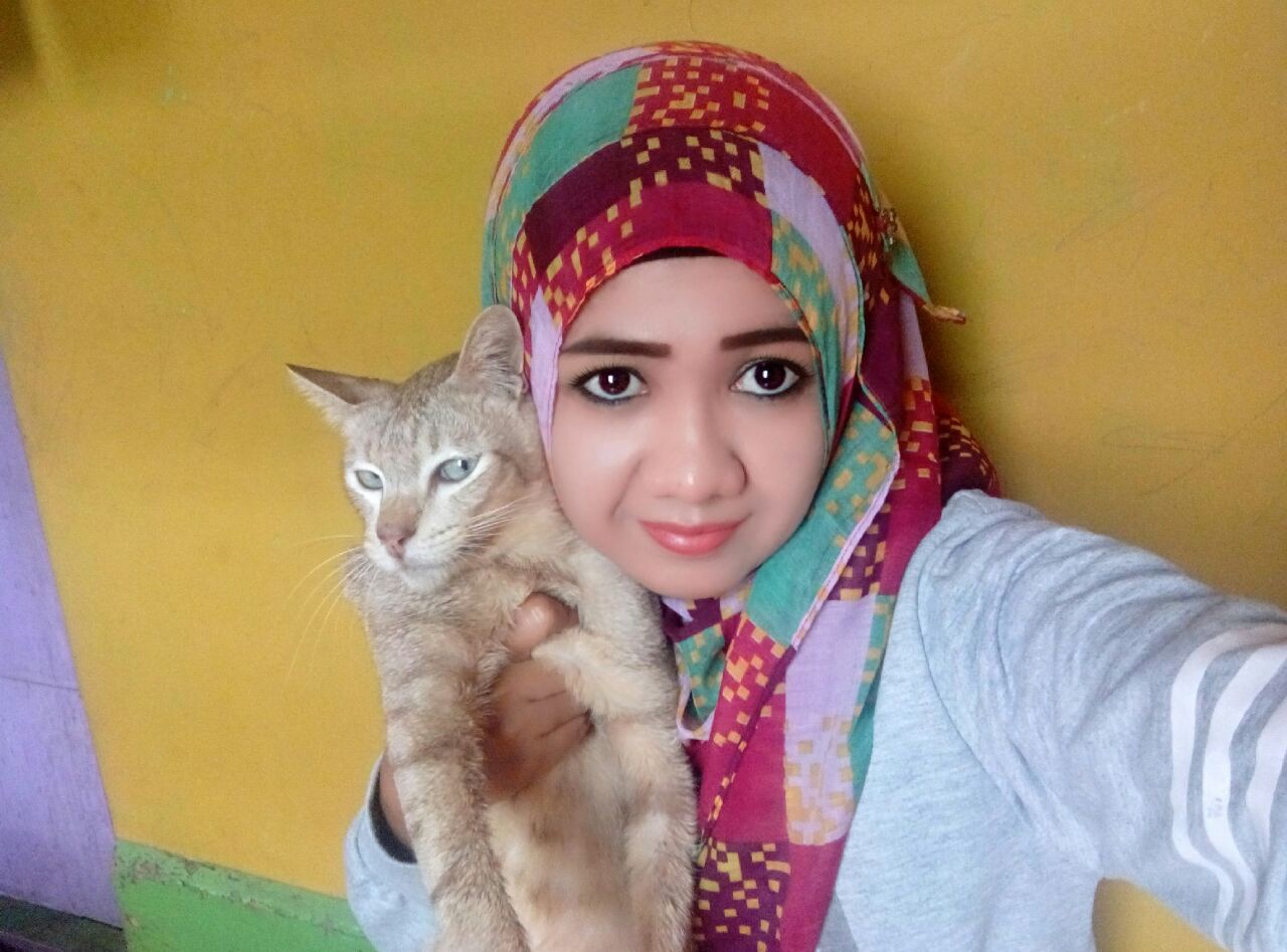 Wanita Cantik Ini Kehilangan Kucingnya, Ada yang Mau Bantu?