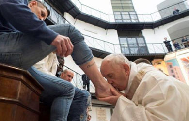 Paus Fransiskus Cium Kaki Napi Muslim, Ini Alasannya