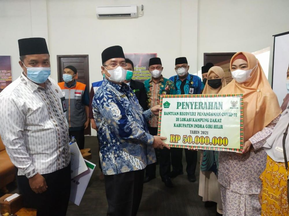 Dukung Program Kampung Zakat, Kemenag Riau Kembali Serahkan Bantuan untuk Kampung Zakat Inhil