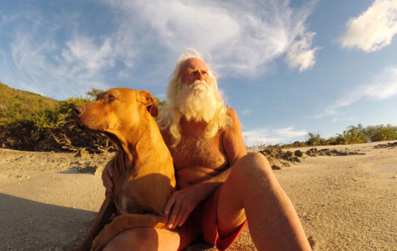 Ditemani Seekor Anjing, Jutawan Ini Habiskan Hidup 20 Tahun di Pulau Terpencil