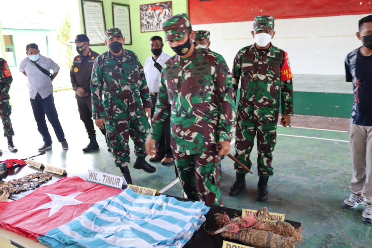 Danrem 173/PVB Terima Penyerahan 6 Pucuk Senjata Api Rakitan Dari KST Yapen