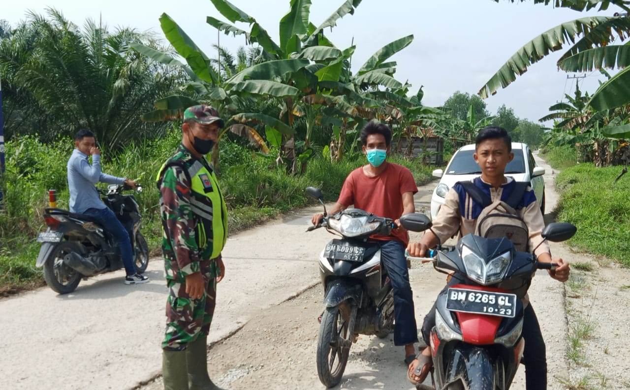 Babinsa Kopda Sihabudin Laksanakan Sosialisasi Protkes kepada Masyarakat