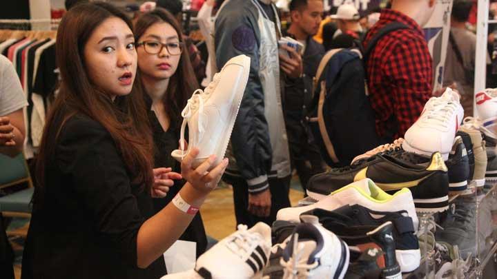 Keuntungan buat Perempuan Jika Pakai Sepatu Sneakers