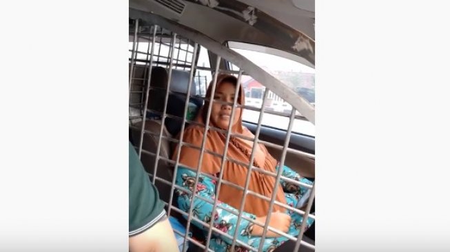 Driver Taksol Wanita Ini Pasang Kerangkeng Besi di Mobil untuk Hindari Dibegal