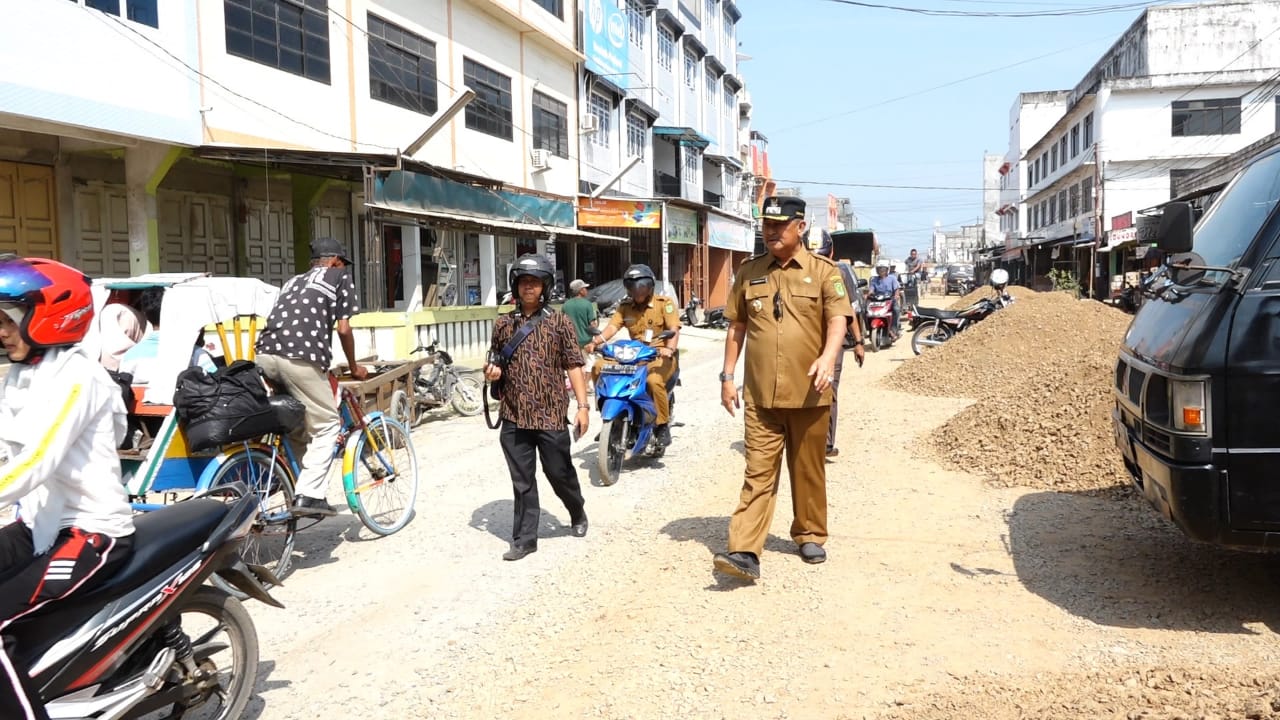 Tinjau Pembangunan Sejumlah Ruas Jalan, Wakil Bupati Inhil Minta Rekanan Selesaikan Pekerjaan Tepat Waktu