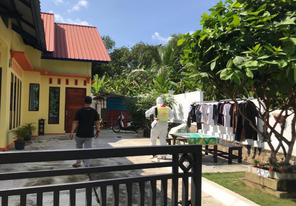 Sabhara Polres Tanjungpinang Semprotkan Desinfektan pada Rumah Warga di Wilayah Tanjungpinang