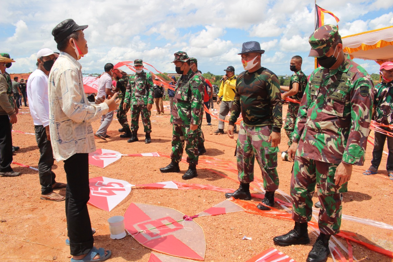 Meriahkan HUT RI KE 76, Korem 033/WP Gelar Festival Layang-layang