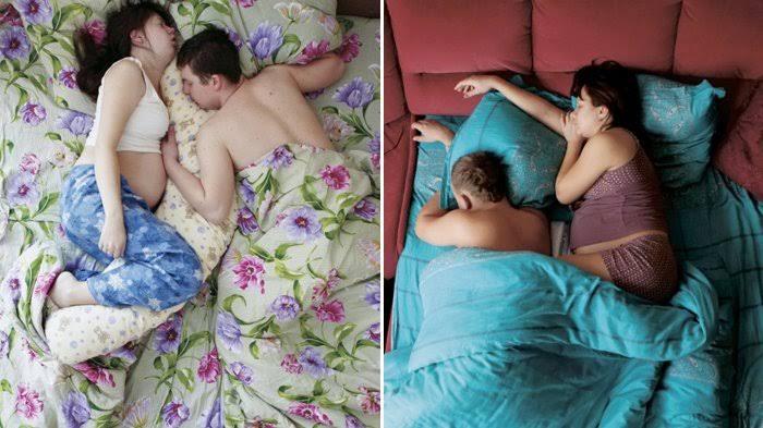 7 Potret Suami Saat Tidur dengan Istrinya yang Sedang Hamil