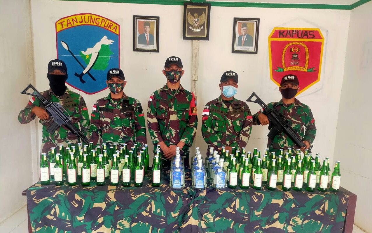Untuk Kesekian Kalinya, Satgas Pamtas RI-Malaysia Yonif 642 Gagalkan Penyelundupan Ratusan Botol Miras