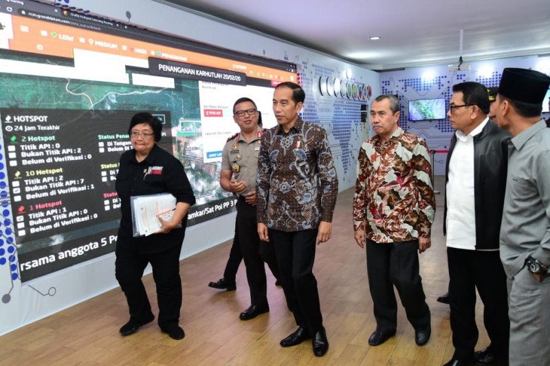 Jokowi Tinjau Posko Penanganan Karhutla di Riau