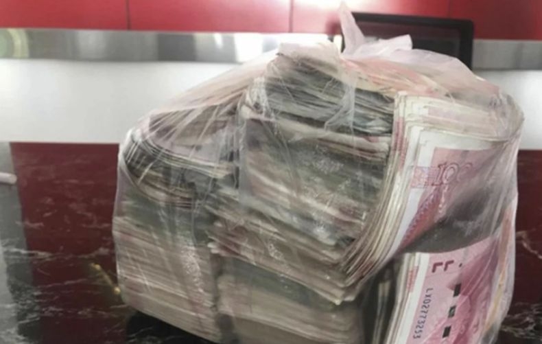PATUT DITIRU, Tukang Sapu Kembalikan Uang Rp330 Juta di Tumpukan Sampah ke Pemilik
