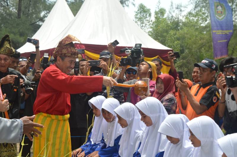 16 Anak dari Sejumlah Desa di Rupat Utara Ikuti Mandi Wafak pada Ritual Mandi Safar di Tanjung Punak