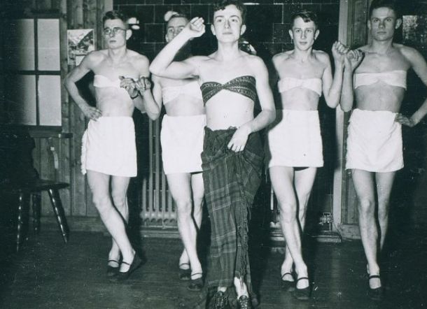 Foto-foto Tentara Nazi Pakai Pakaian Wanita