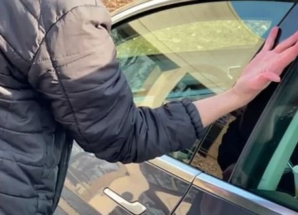 Pria ini Tanamkan Kunci Mobilnya di Dalam Tangannya