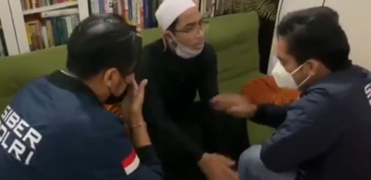 Karena ‘Cantik’ dan ‘Jilbab’ Soni ‘Ustad Maaher’ Terancam Penjara 6 Tahun