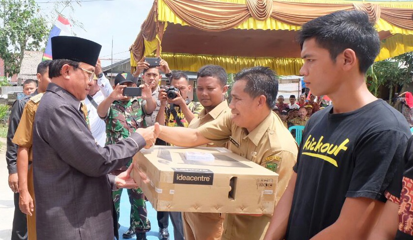 Bupati Wardan Serahkan Bantuan 1 Unit PC Diskominfops Kepada Pemerintah Kecamatan Concong