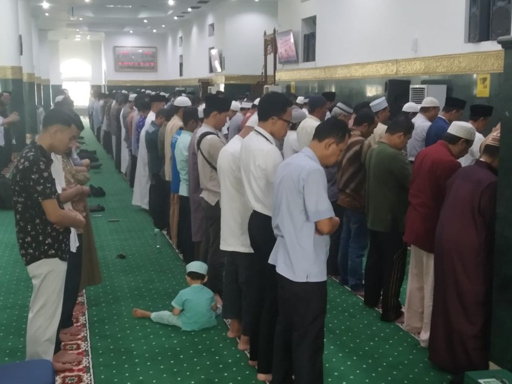 Umat muslim Pekanbaru Melaksanakan Shalat Gerhana Matahari