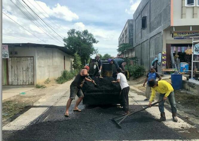 Dinas PUPR Perbaiki Jalan Berlubang di Kelurahan Rejosari