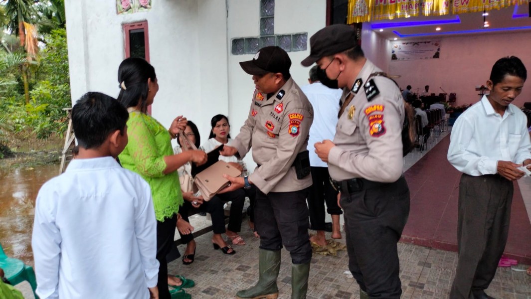 Beri Rasa Aman, Kapolsek Tempuling Pimpin Pengamanan di Dua Gereja