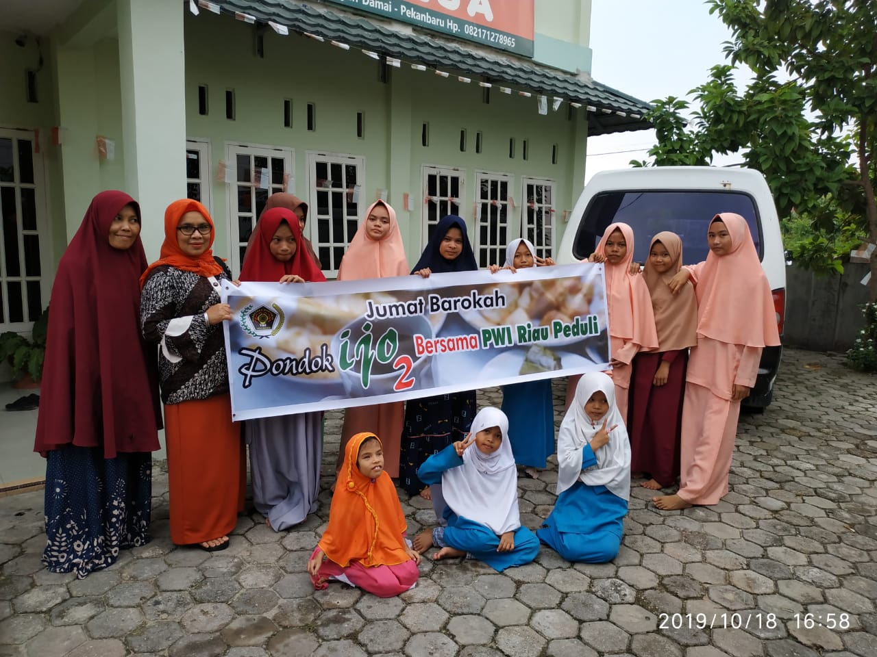 Sahabat Pondok Ijo2 Bersama PWI Riau Peduli Serahkan 103 Nasi Bungkus