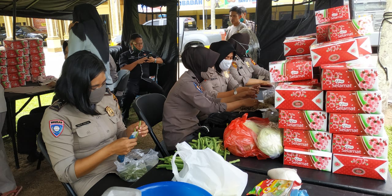 Dapur Umum Polres Kampar Sajikan 350 Nasi Kotak Untuk Warga Kurang Mampu Terdampak COVID-19