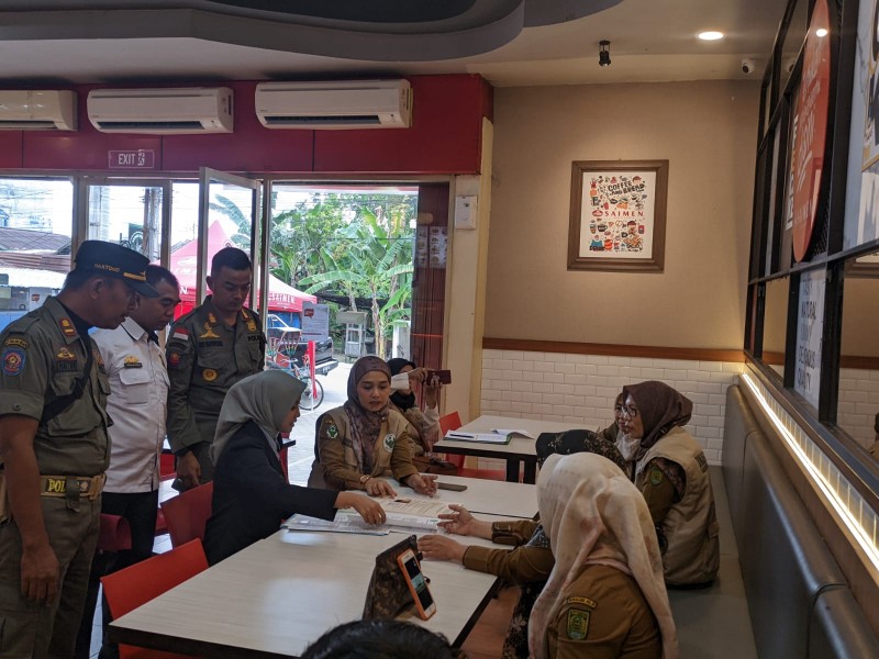 Dinkes Inhil Lakukan Pengecekan Kepemilikan SLHS Restoran dan Depot Air Minum di Tembilahan