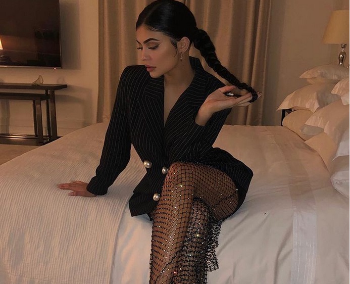 Pakai Celana Jaring-Jaring Berkilau, Kylie Jenner Tampil Seksi dan Elegan