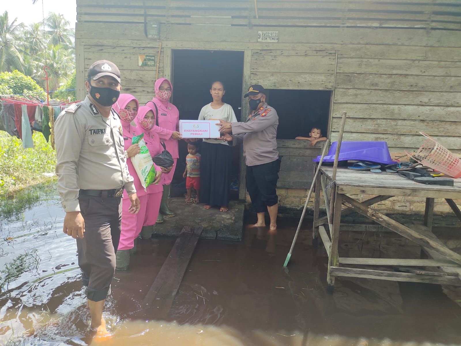 Bhayangkari Peduli Polsek Sungai Apit Warga yang Terdampak Banjir Air Pasang Keling