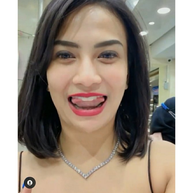 Vanessa Angel Dikasih Kalung Berlian Rp300 Juta