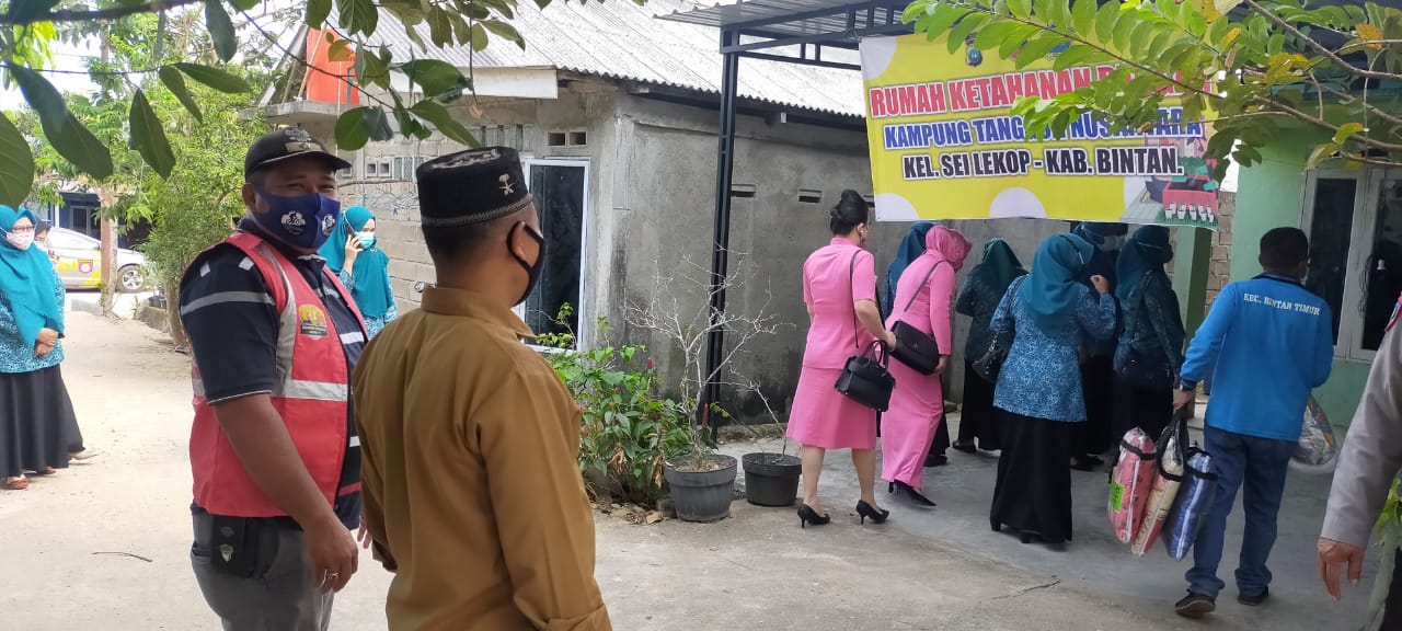 Pembagian Paket Sembako Kepada Masyarakat yang Melakukan Isolasi Mandiri di Wilayah Kelurahan Sei Lekop