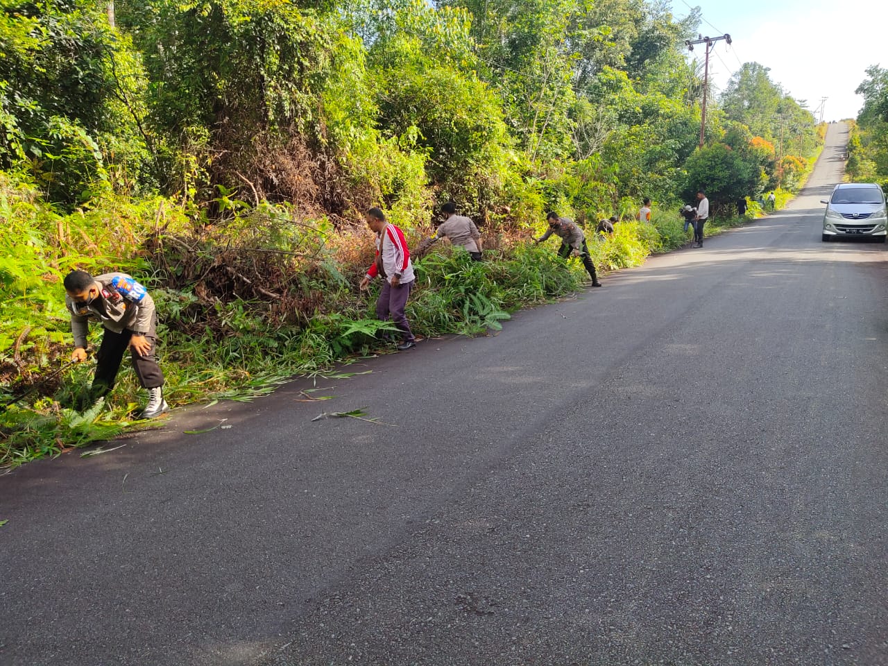 Polsek Singkep Barat bersama Masyarakat lakukan Goro pembersihan Jalan