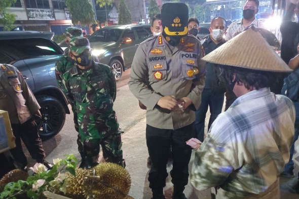 Jajaan Pedagang Durian di Pekanbaru 5 Menit Ludes, Laku Rp1,5 Juta Diborong Kapolresta