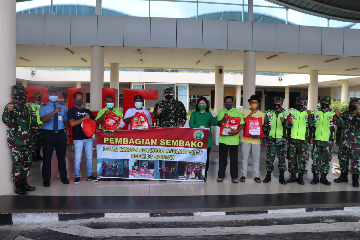 Kodim 0315/Bintan Salurkan Bahan Pokok, 1.450 Sembako Bagi Warga Terdampak COVID-19